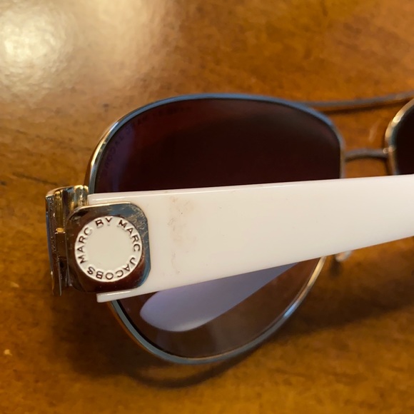 Marc Jacobs Aviators Sunglasses white w gold logo EUC - Picture 2 of 8
